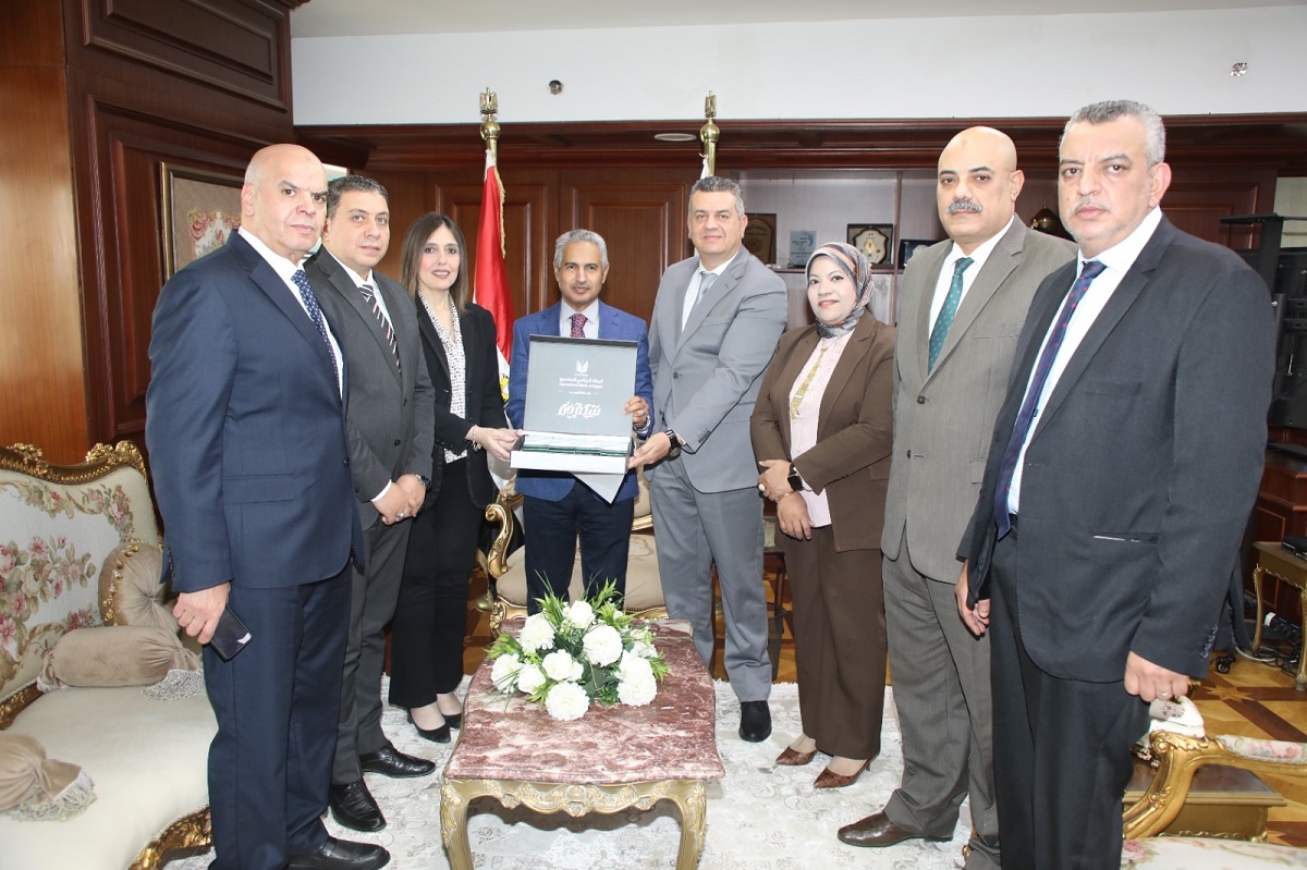 المحافظ يبحث مع البنك الزراعي سبل تعزيز التعاون